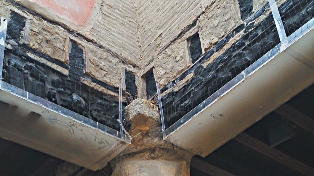 VI.21 Herculaneum, photo taken between October 2014 and November 2019.
North-east corner, detail of carbonised beams. Photo courtesy of Giuseppe Ciaramella.